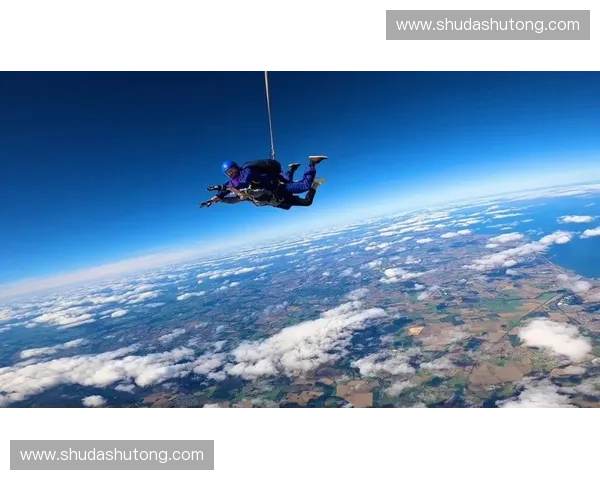 自由翱翔天际的极限体验跳伞挑战勇气与心跳的极致瞬间 自由翱翔天际的极限体验跳伞挑战勇气与心跳的极致瞬间